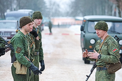 Марш-бросок и подтягивание. Десантники и гвардейцы сдают нормативы по физподготовке во время проверки ВС