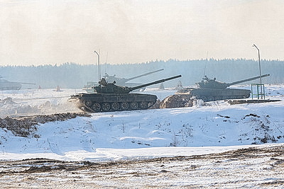 Десантники и гвардейцы во время проверки ВС сдают нормативы по огневой подготовке в Борисовском районе