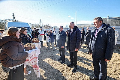 Мамина мечта исполнилась. Многодетной семье из Вилейского района подарили автомобиль