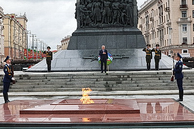 Президент Узбекистана возложил венок к монументу Победы в Минске