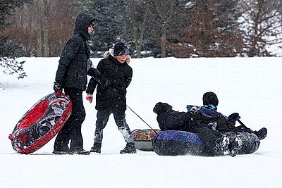 В Минске оборудованы снежные горки для зимних забав