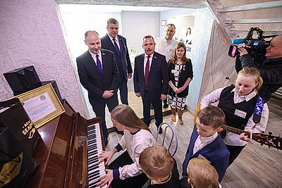 Мамина мечта исполнилась. Многодетной семье из Вилейского района подарили автомобиль