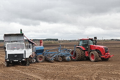Забота о механизаторах для оперативного сева. Как в Сенненском районе аграрии трудятся на полях