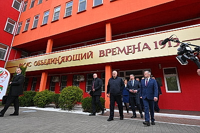 Cельское хозяйство и \"кондитерка\". Лукашенко посетил Наровлянский район