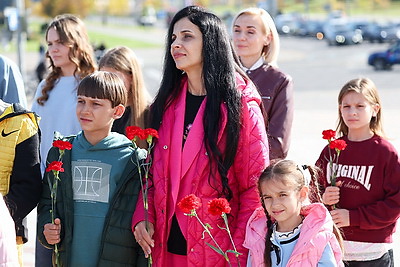 Финалисты конкурса \"Семья года\" почтили память героев Великой Отечественной войны в Минске