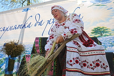 Брендовый фестиваль \"Льняная карусель\" провели в Корме