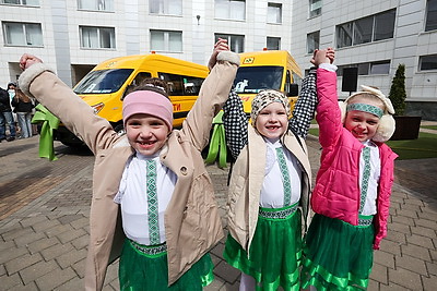 Шесть сельских школ получили новые автобусы для подвоза детей