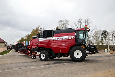 Техника к жатве: хозяйства Минской области получили 100 новых комбайнов