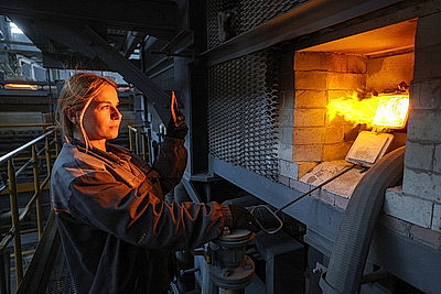 Как хрупкая женщина из Гродно держит под контролем стекловаренную печь