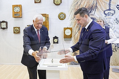 Часы делегата первого ВНС Мясниковича передали музею столичной школы