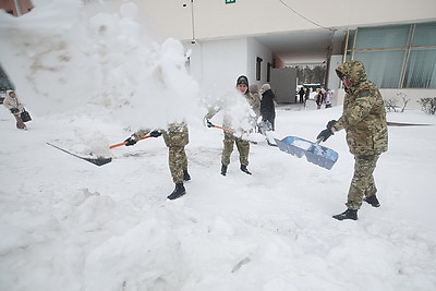 Подъезды к медучреждениям, школам, детсадам. Курсанты МЧС и военнослужащие внутренних войск помогают убирать снег
