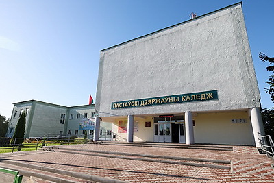 Половинки яблок и экскурс в историю. Учащиеся колледжей приняли участие в акции \"Беларусь адзіная\"