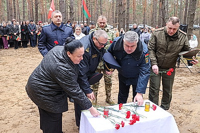 Останки не менее 75 мирных граждан, убитых в 1942 году, перезахоронили в Ветковском районе