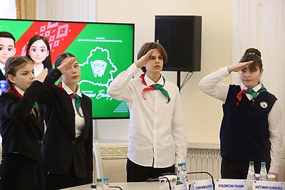 \"Люблю нашу страну за спокойствие, традиции и природу\". В Брестской области вручили паспорта лучшим учащимся