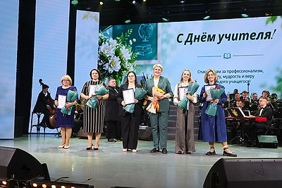 Учителя продолжают принимать поздравления в преддверии профессионального праздника