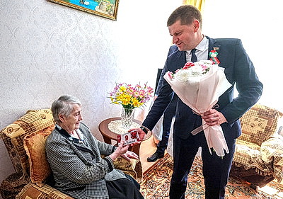 В Витебске накануне Дня Победы поздравили узницу концлагерей Нину Батову