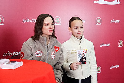 Двукратный серебряный призер Олимпийских игр Евгения Медведева провела мастер-класс для юных спортсменов