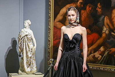 В НХМ состоялась перформанс-презентация коллекционных платков \"Все носят Царфина\"