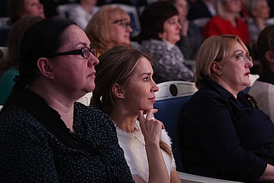 \"Ода белорусской женщине\". Со сцены Купаловского театра читают стихи на \"роднай мове\"