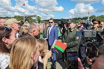 Лукашенко принял участие в церемонии приведения к военной присяге в Борисовском районе