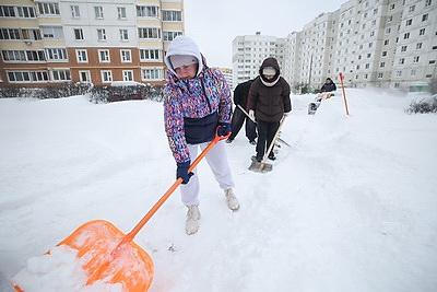 Последствия снегопада устраняют в городах Беларуси