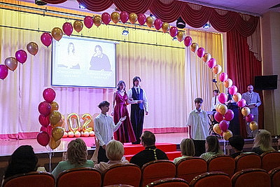 Торжественное вручение аттестатов выпускникам школ проходит в Беларуси