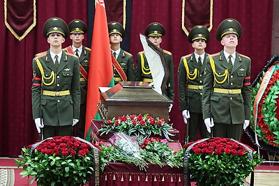 В Минске простились с белорусским политическим и государственным деятелем Вадимом Поповым