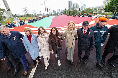 Шествие с самым большим флагом Беларуси стартовало от стелы \"Минск - город-герой\"