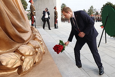 Лукашенко в Пхеньяне возложил венок к монументу \"Освобождение\"