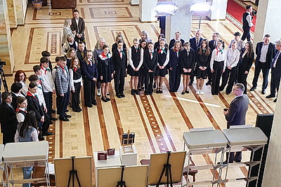 Не только права, но и обязанности перед Родиной. Школьникам вручили паспорта в Палате представителей