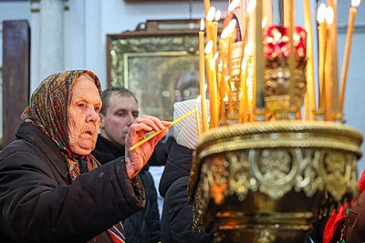 Благодатный огонь от гроба Господня доставили в Минск