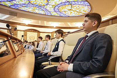 \"Гордимся тем, что нам выпала такая честь\". В Верховном Суде столичным школьникам вручили первые паспорта