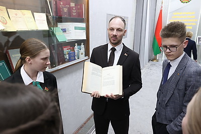 \"Каждый рад получить тут паспорт\". Всебелорусская акция \"Мы - граждане Беларуси!\" прошла в ЦИК 