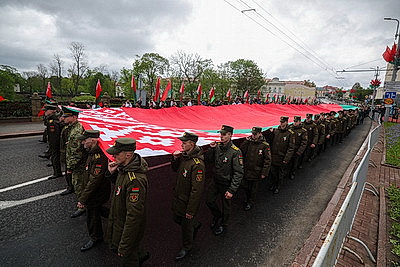 \"Герб, флаг и гимн вдохновляют на свершения\". Тысячи гродненцев объединились на торжественном митинге
