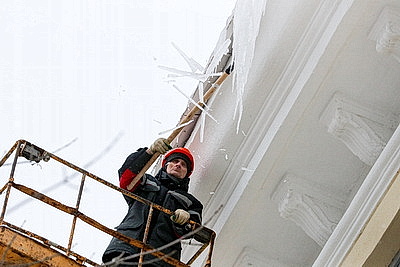 Коммунальщики очищают крыши от снега и сосулек