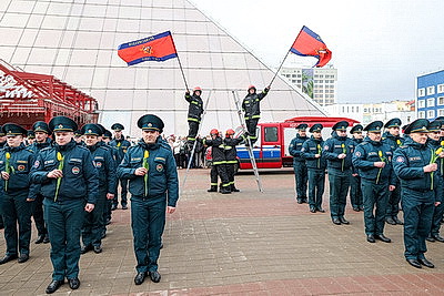 С танцами, цветами и с 30-метровой высоты. Спасатели в Витебске поздравили женщин с 8 Марта