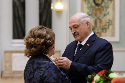 Лукашенко в преддверии Дня народного единства вручил госнаграды заслуженным представителям различных сфер