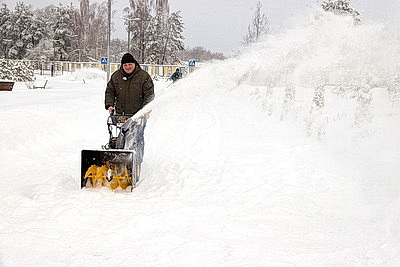 Последствия снегопада устраняют в городах Беларуси