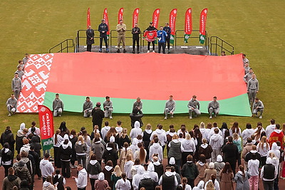 Олимпийские чемпионы провели зарядку для 3,5 тыс. студентов на минском стадионе \"Динамо\"