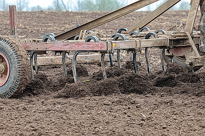 Забота о механизаторах для оперативного сева. Как в Сенненском районе аграрии трудятся на полях