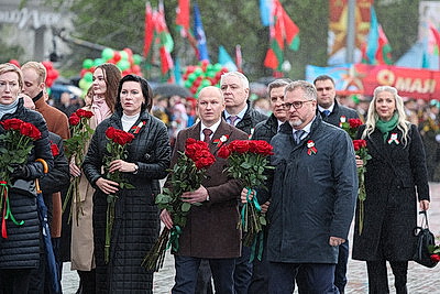 Лукашенко возложил венок к монументу Победы в Минске