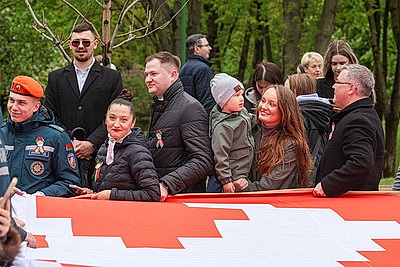 Шествие с самым большим флагом Беларуси стартовало от стелы \"Минск - город-герой\"