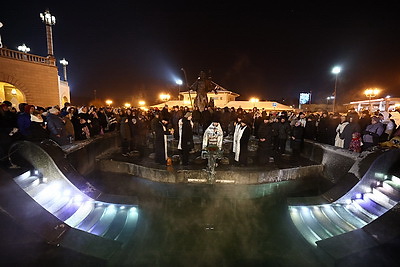 Православные верующие празднуют Крещение Господне