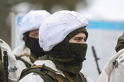 Десантники во время проверки ВС на Брестском полигоне выполняют стрельбы из различных видов оружия