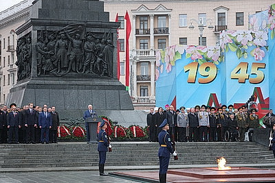 Лукашенко возложил венок к монументу Победы в Минске