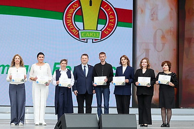 Мемориальную доску Ивану Чигринову, мурал с изображениями знаменитых земляков открыли в Костюковичах