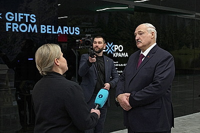 Лукашенко вручил символы Государственного знака качества