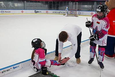 В хоккей играют не только мужчины. Всемирный женский хоккейный матч прошел в Минске
