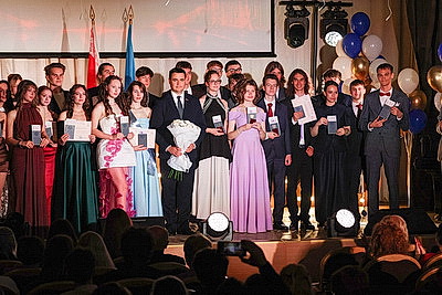 Торжественное вручение аттестатов выпускникам школ проходит в Беларуси