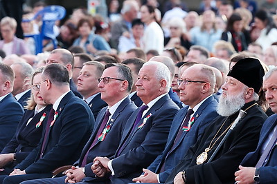 Праздничные концерты и акция \"Споем гимн вместе!\" прошли в регионах Беларуси